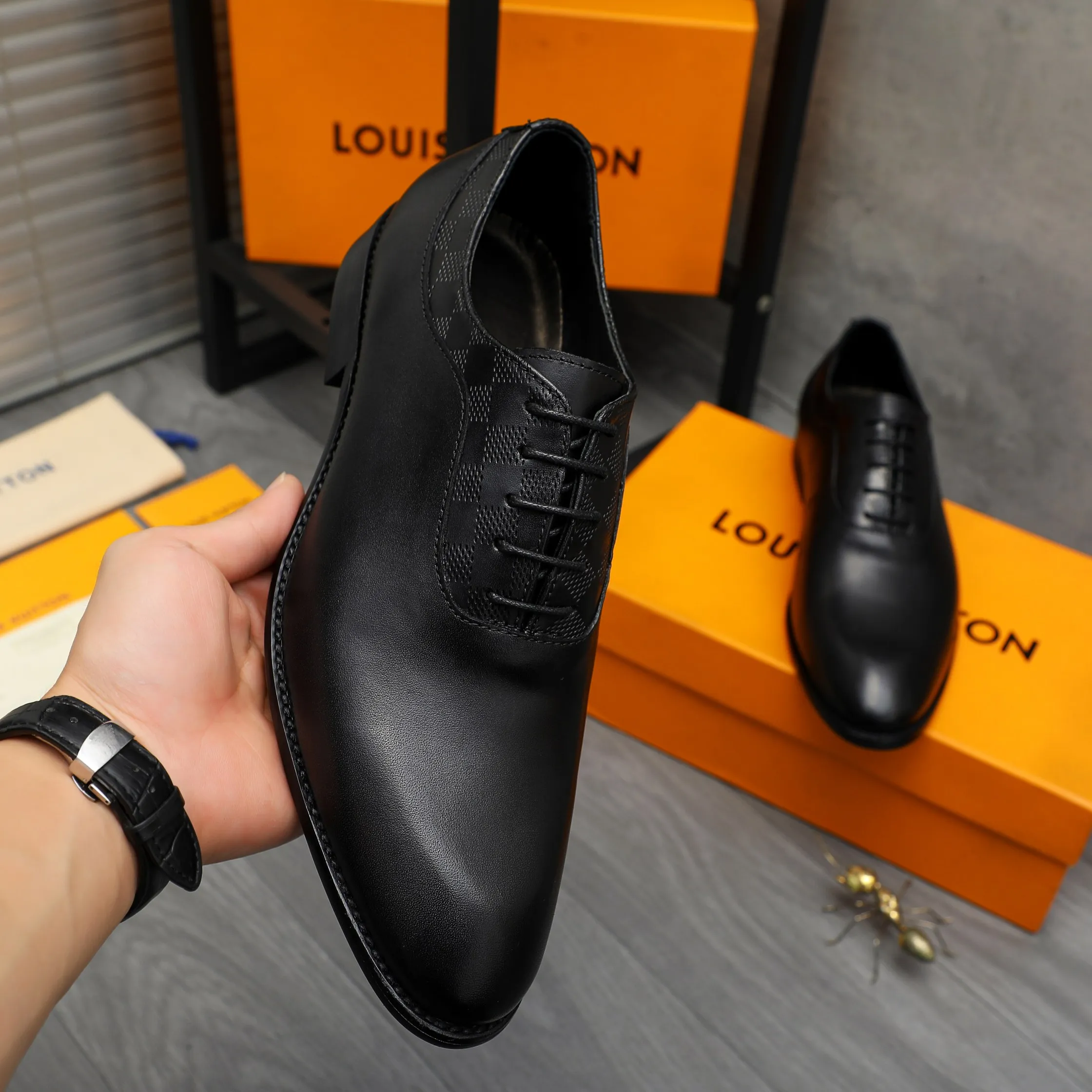 Men's shoes 💰p460 Product trademark: LV (Louis Vuitton) business lace-up leather shoes True size: 39-44 Product materials: Selected high-quality cowhide stitching classic embossed upper, cowhide lining, original rubber outsole